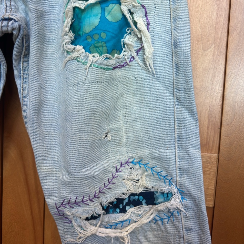 Vintage Levi’s Men’s Blue Distressed patched Jeans